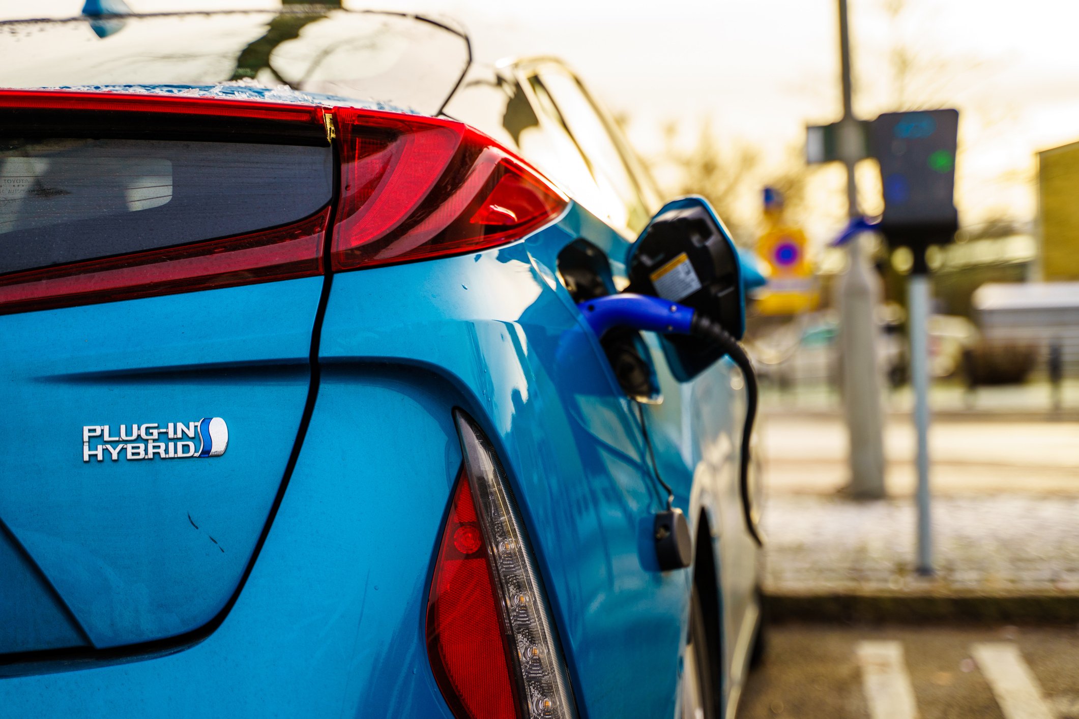 Hybrid Vehicle Inventory Strategy for Car Dealers